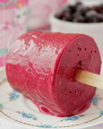 Мороженое из черной смородины и йогурта