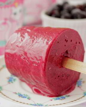 Мороженое из черной смородины и йогурта