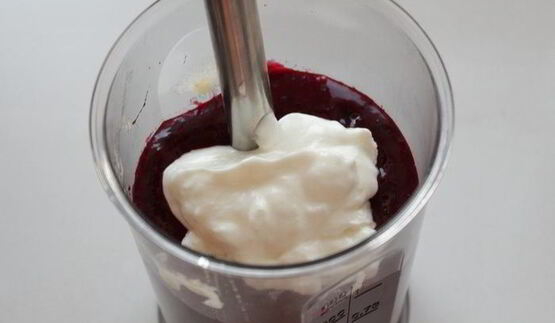 мороженое из черной смородины и йогурта