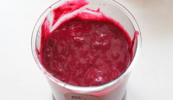 мороженое из черной смородины и йогурта