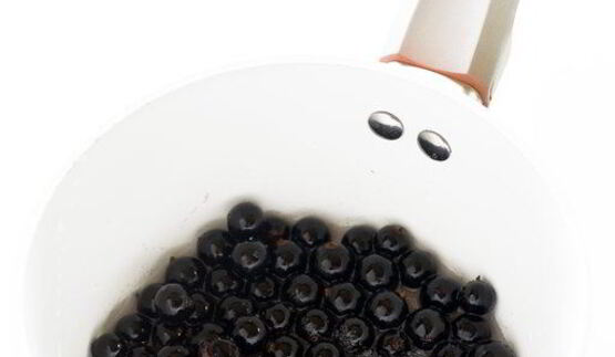 мороженое с черной смородиной