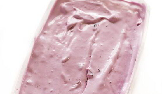 мороженое с черной смородиной