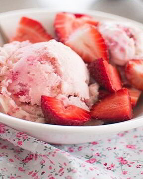 Мороженое с клубникой