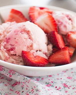 Мороженое с клубникой