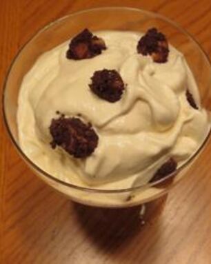 Мороженое с орехами и шоколадом