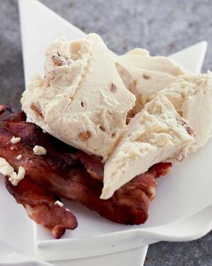 Мороженое со сладким беконом