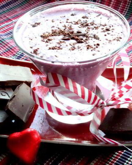 Рецепт прохладного коктейля из мороженого с черникой