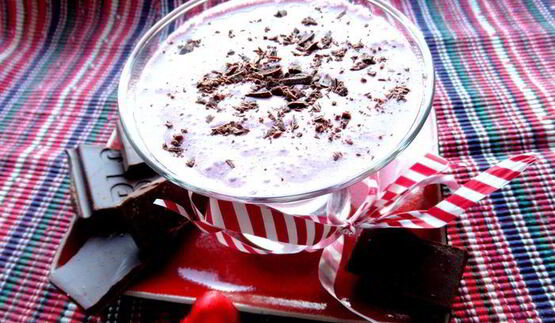 прохладный коктейль из мороженого с черникой