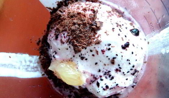 прохладный коктейль из мороженого с черникой