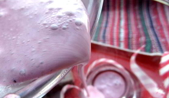 прохладный коктейль из мороженого с черникой