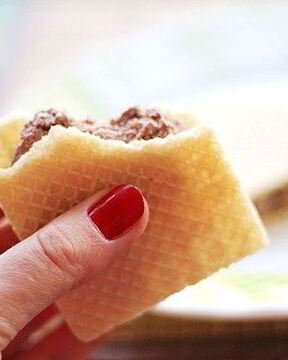 Шоколадно-йогуртовое мороженое в вафлях