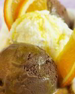 Шоколадное мороженое с шафрановым соусом