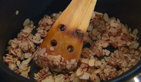 ванильное мороженое с карамельным соусом и миндальной нугой