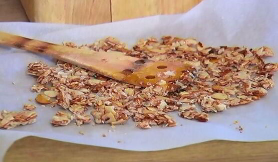 ванильное мороженое с карамельным соусом и миндальной нугой