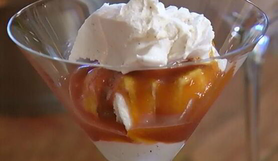 ванильное мороженое с карамельным соусом и миндальной нугой