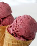 Ягодное мороженое в вафельном рожке