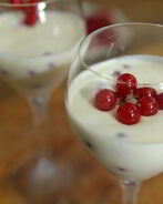 Йогуртовый мусс с красной смородиной