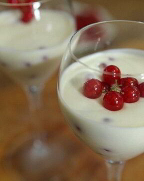 Йогуртовый мусс с красной смородиной