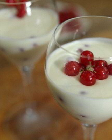 Рецепт йогуртового мусса с красной смородиной