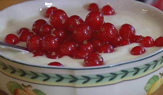 йогуртовый мусс с красной смородиной