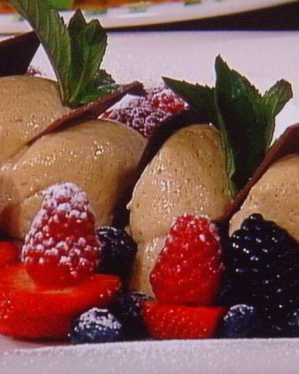 Рецепт мокки-мусса в ягодном обрамлении