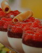 Мусс апельсиново-марципановый с острым шоколадным соусом и малиной