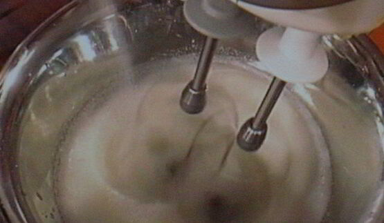 мусс апельсиново-марципановый с острым шоколадным соусом и малиной