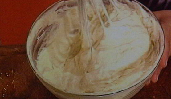 мусс апельсиново-марципановый с острым шоколадным соусом и малиной