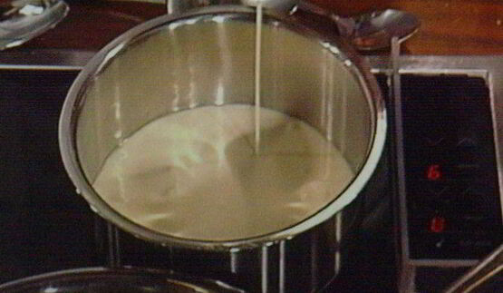 мусс апельсиново-марципановый с острым шоколадным соусом и малиной