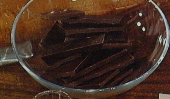 мусс апельсиново-марципановый с острым шоколадным соусом и малиной