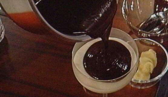 мусс апельсиново-марципановый с острым шоколадным соусом и малиной