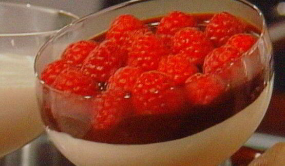 мусс апельсиново-марципановый с острым шоколадным соусом и малиной