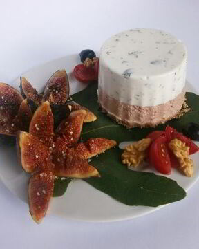 Мусс Два вкуса из творога и ветчины с инжиром