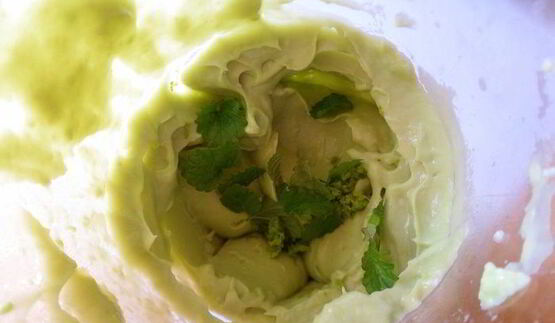 мусс из авокадо с клубникой и шоколадом