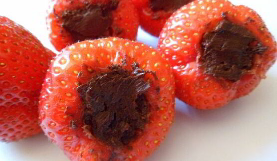 мусс из авокадо с клубникой и шоколадом