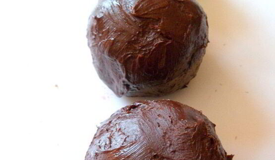 мусс из авокадо с клубникой и шоколадом