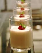 Мусс из белого шоколада с малиной