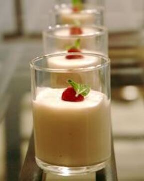 Мусс из белого шоколада с малиной