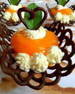 Шоколадные лодочки с манговым муссом и взбитыми сливками