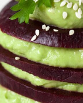 Свекла с муссом из авокадо