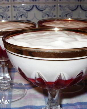 Творожный мусс Неженка с протертой малиной