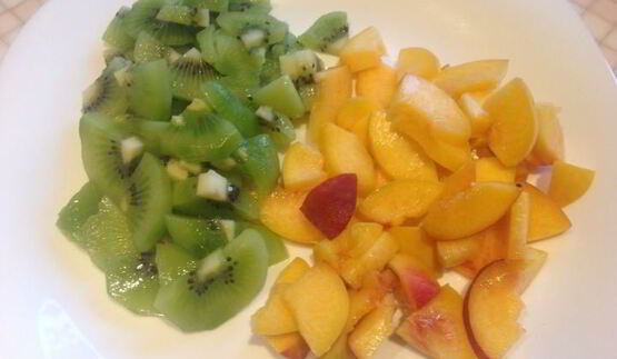 творожный мусс с персиками и киви