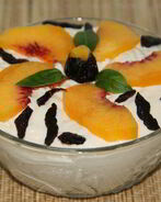 Творожный мусс с персиком и черносливом