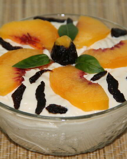 Рецепт творожного мусса с персиком и черносливом