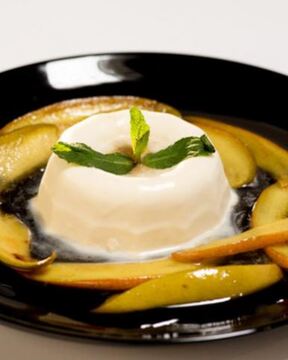 Панна-котта с манго фламбе