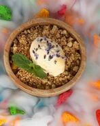 Панна-котта с персиками, миндальным крамблом и мороженым