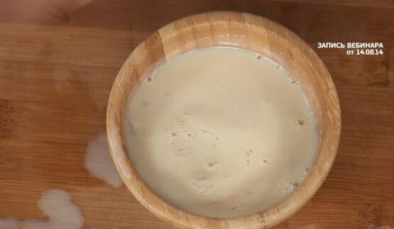 панна-котта с персиками, миндальным крамблом и мороженым