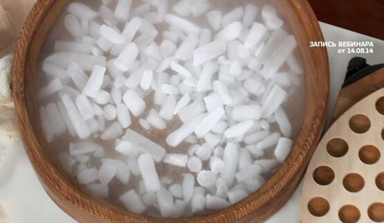 панна-котта с персиками, миндальным крамблом и мороженым