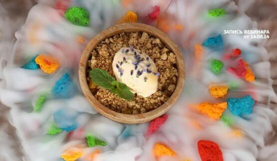 панна-котта с персиками, миндальным крамблом и мороженым