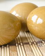 Красим пасхальные яйца в оранжево-коричневый цвет соком свеклы